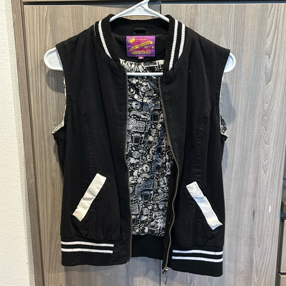 Sleeveless baseball jacket
